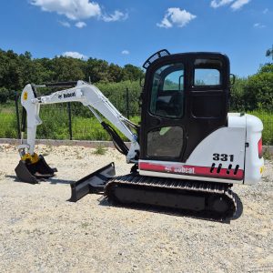 BOBCAT 331G SA KORPOM I HIDRAULIČNIM ČEKIĆEM
